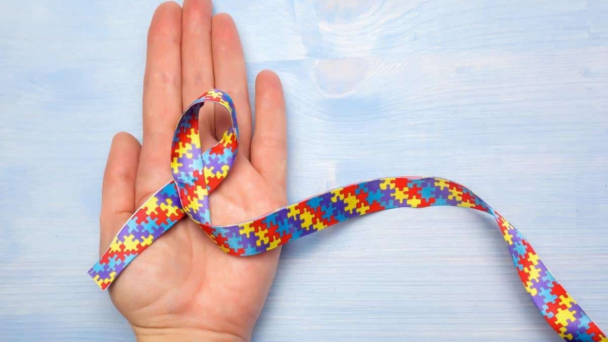 crianças do dia mundial do autismo com quebra-cabeça do coração na