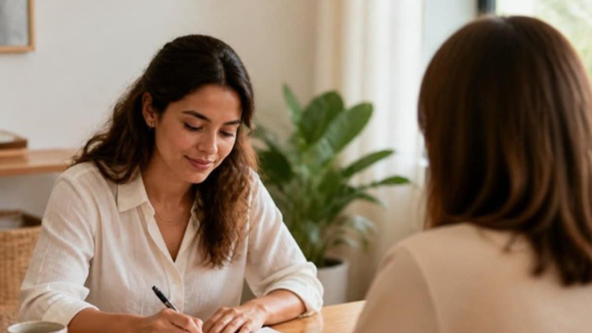 Terapia cognitivo-comportamental para TDAH: adulta anota tarefas em agenda com post-its durante sessão com terapeuta