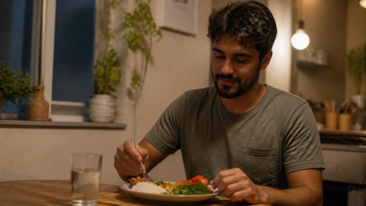 TDAH e compulsão alimentar: adulto jantando com calma à mesa da cozinha, com prato de arroz e legumes